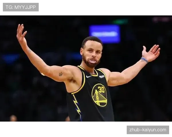 特写：斯蒂芬-库里中场超远三分不中，随后自己笑着摇头跑回防守